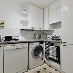 Parea Living - Quaint And Stylish Flat W Sunny Terrace