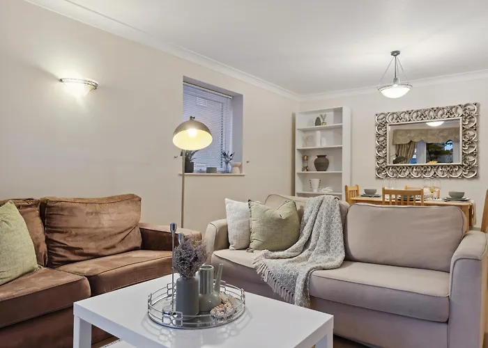Parea Living - Quaint And Stylish Flat W Sunny Terrace